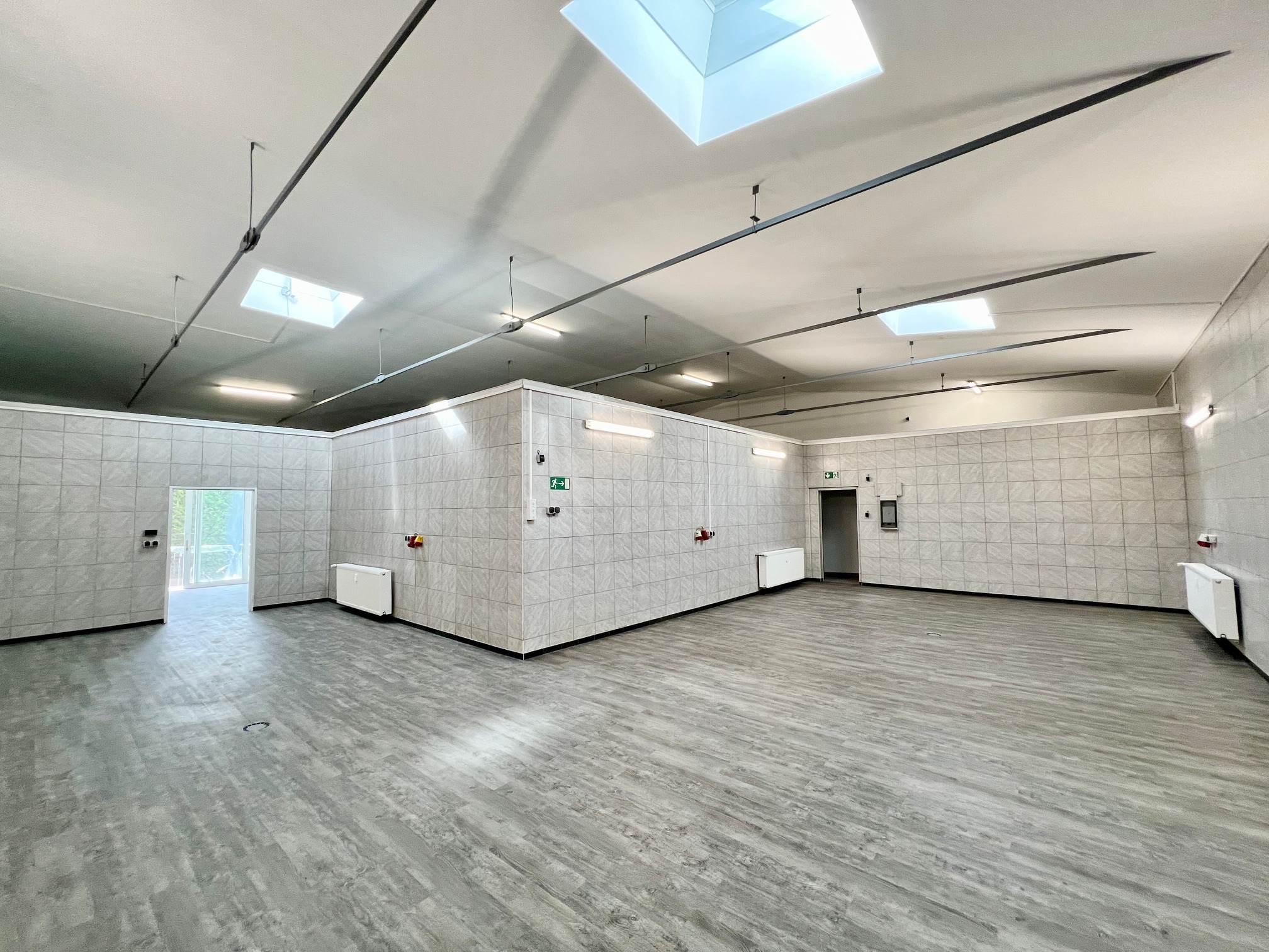 Moderne, beheizte Lager-/Produktions-/Bürofläche mit Laderampe bei Degenhardt Immobilien